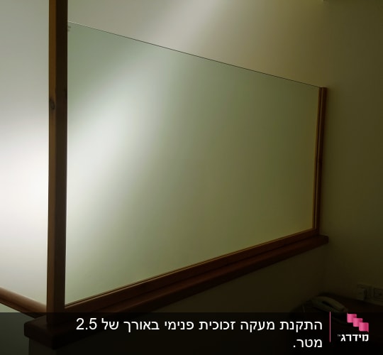 זכוכית חלבית במסגרת עץ על קיר מדרגות
